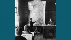 Kuva: Suomalaisten jrjestm kouluopetusta itkarjalaisille lapsille. Oppilas osoittaa Suomen karttaa (1941). Eino Nurmi.