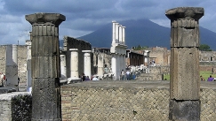 Kuva: Raunioita Pompeijissa, taustalla Vesuvius (2005). AP Graphics Bank.