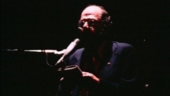 Kuva: Allen Ginsberg lausuu runoaan Helsingissä 1983. YLE kuvanauha.