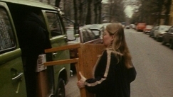 Kuva: Suve Psukene sommittelee omaisuuttaan muuttoautoon, jlleen kerran. YLE kuvanauha 1985. 