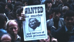 Kuva: Mielenosoittaja pitelee Margaret Thatcherin kuvaa mielenosoituksessa Dublinissa. 1981. YLE kuvanauha.