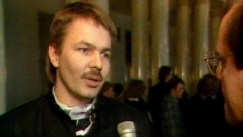 Kuva: Kansanedustaja Pekka Haavisto Leif Salmenin haastateltavana eduskunnassa 1988. YLE kuvanauha.