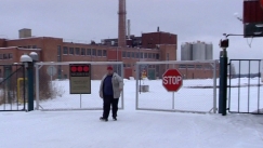 Kuva: Pluottamusmies Hannu Jrvinen Viialan tehtaan porteilla (2006) Yle kuvanauha