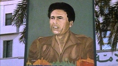 Kuva: Maalaus eversti Muammar Gaddafista Tripolin kadulla (1980). Yle kuvanauha.