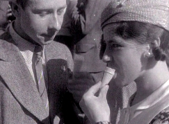 Kuva: Mies ja nainen syövät jäätelöä (1935). Kuva Aho & Soldan / YLE.