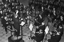 Kuva: Toivo Haapanen johtaa Radio-orkesteria 1.1.1939. (Aarne Pietinen)