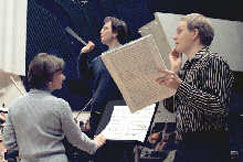Kuva: Säveltäjä Jyrki Linjama (vas), viulusolistina Hannele Segerstam ja johtajana Sakari Oramo. (1997, Ari-Pekka Keränen)