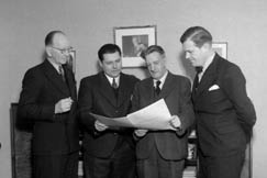 Kuva: Toivo Haapanen (vas), Erik Cronvall, Erkki Linko ja Nils-Eric Fougstedt. (1945)  