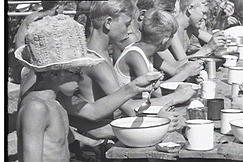 Kuva: Pojat aterioivat kesäleirillä. YLE kuvanauha. 