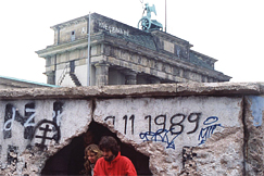Kuva: Berliinin muuria puretaan. (1990) Juha-Pekka Inkinen.