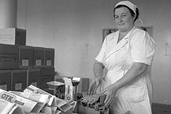 Kuva: Nainen tyss OTK:n elintarviketehtaalla 1970-luvulla. Kalle Kultala.