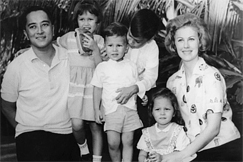 Kuva: Gil Hilario ja Armi Kuusela perheineen Manilassa. (1960-luku) Pressfoto.