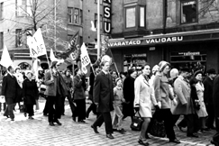 Kuva: Vappumarssi Tampereella 70-luvulla. Arja Lento. Otsikkosivun pikkukuva: SKP:n ylimrinen puoluekokous Kulttuuritalolla. Kalle Kultala.