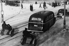 Kuva: Sotasyyllisyysoikeudenkynti. 
Poliisibussi, jossa syytetyt ovat 
matkalla vankilaan.
(1946)
Pressfoto.
