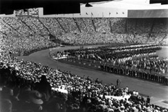 Kuva: Olympiasoihtu tuodaan stadionille Lontoon olympialaisissa 1948. Paavo Arni. 