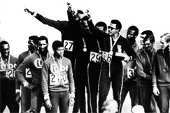 Kuva: Black Power -mielenosoitus
Meksikon olympialaisissa. 
Yhdysvaltojen juoksijat 
palkintokorokkeella.
(1968)
Pressfoto