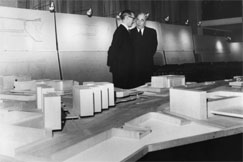 Kuva: Arkkitehti Alvar Aalto esittelemässä Helsingin keskustasuunnitelmaansa pienoismallin ääressä. (1950-luku) Pressfoto.
