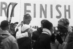 Kuva: Squaw Valleyn olympialaiset 1960. Hiihtäjä Veikko Hakulinen maalissa voittajana miesten 4 x 10 kilometrin viestihiihdon ankkuriosuudella. YLE Kuvanauha.