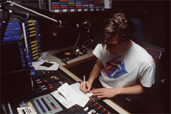 Kuva: Radio Cityn toimittaja työssä studiossa vuonna 1990. Juha-Pekka Inkinen.
