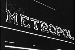 Kuva: Elokuvateatteri Metropolin mainosvalo. (1954) YLE kuvanauha.