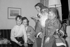 Kuva: Lapset joulupukin ympärillä. 1950-luku. Kalle Kultala. 
