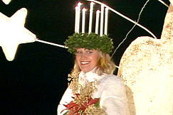 Kuva: Vuoden 1987 Lucia joutsenvaunuissa. YLE kuvanauha.