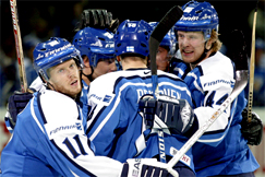Kuva: Jääkiekkoilijat halaavat toisiaan 2003. Mika Kanerva