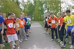 Bild: Högstadiekillarna väntar i terrängen, YLE 2004