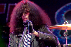 Kuva: Joey Ramone esiintyy Provinssirockissa (1988). YLE kuvanauha.