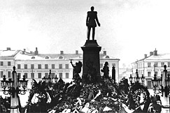 Bild: Statyn av Alexander II p Senatstorget i Helsingfors bekldd med blommor, 1899, Daniel Nyblin 