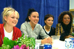 Kuva: Spice Girls lehdistötilaisuudessa. (1998) YLE kuvanauha.