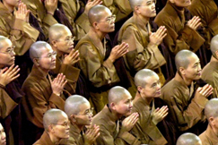 Kuva: Buddhalaisuus. Buddhalaisia nunnia Dalai Laman luennolla Taipeissa Taiwanissa. AP Graphics Bank. 2.4.2001