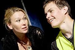 Kuva: Outi Mäenpää ja Johannes Holopainen tv-sarja Mestarissa (2008). YLE kuvanauha.
