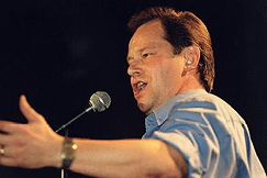 Kuva: Tapani Kansa laulaa ohjelmassa MInun iltani. vuosi 1996. Kuva: Ari-Pekka Keränen