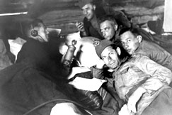 Kuva: Aunuksen radio. Toimittajat Hugo Ahlberg ja Enzio Sevon haastattelevat sotilaita (mm. Teuvo Tulio ja Gunnar Johansson) (1941). Eino Nurmi