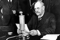 Kuva: Tasavallan presidentti Pehr Evind Svinhufvud pit puheen. 9.9.1936