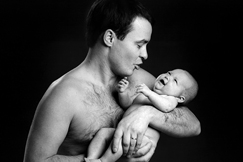 Kuva: Mies vauva sylissään. Kuvaaja: Arja Lento (1989) Yle kuvapalvelu