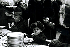 Kuva: Naisia ja lapsia lottien jrjestmss ruokailussa Rovaniemell Lapin sodan aikana. SA-kuva.