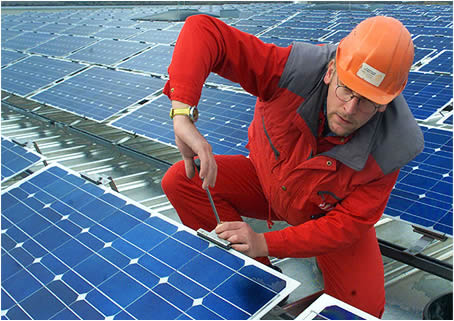 Aurinkopaneeleja asennetaan Saksassa. Kuva: AP Graphics Bank