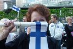 Delegaation tiedotuspäällikkö Aila piiloutui lippujen taakse