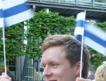 Aki liehutti Suomen lippuja oikein urakalla