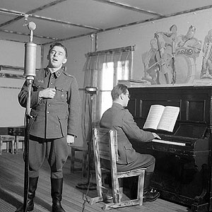 Olavi Virta Korven radiossa, kuvaaja: Nikulainen, helmikuussa 1944