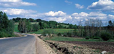 Jkautisista kerrostumista koostuvaa mkimaastoa Valkjrven kirkonkyln tienoilla. Kuva Matti Saarnisto 2002. 