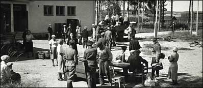 Jatkosota. Karjalaiset evakot palaavat koteihinsa rintamalinjan edetty. Sotilaita ja siirtovke talojen pihoilla.Kuva: SA-kuva.