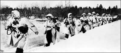 Lumipukuiset sotilaat. Talvisota, 1939. Kuva: Otava