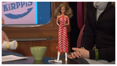 Krissen luovuttama Barbie (copyright YLE/videokuvaa)