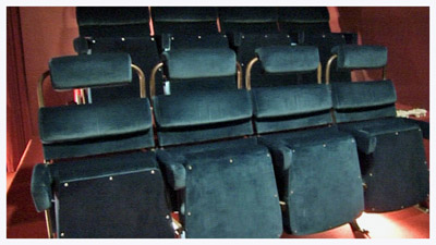 punainen teatterihuone (copyright YLE/videokuvaa)