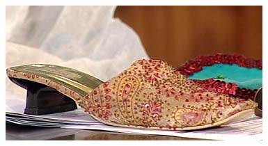 Umayya Abu Hannan lahjoittama kenkä (copyright YLE/videokuvaa)