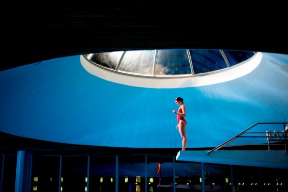 - Jos k&auml;sikirjoituksessa ei lue, ett&auml; sininen Volvo sammuu talviselle mets&auml;tielle, ei kuvauspaikalla ole sinist&auml; Volvoa eik&auml; talvista mets&auml;tiet&auml;. K&auml;sikirjoitus on raamattu, jonka pohjalta jokainen ty&ouml;ryhm&auml;n j&auml;sen l&auml;htee tekem&auml;&auml;n t&ouml;it&auml;, Paavo Westerberg sanoo. Kuvassa Lotta (Emmi Pesonen).