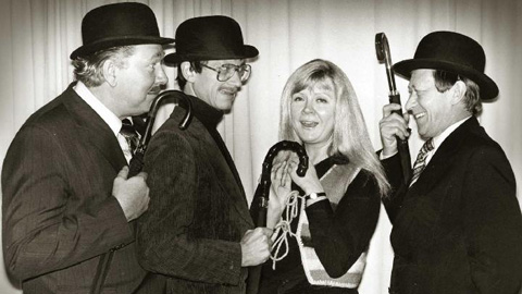 kuvassa - Hamilton-Jones (Kauko Helovirta), Lamm (Pekka Autiovuori), Mildred (Aila Svedberg), Sir Henry (Yrjö Järvinen). Kuva: Håkan Sandblom/YLE 1979
